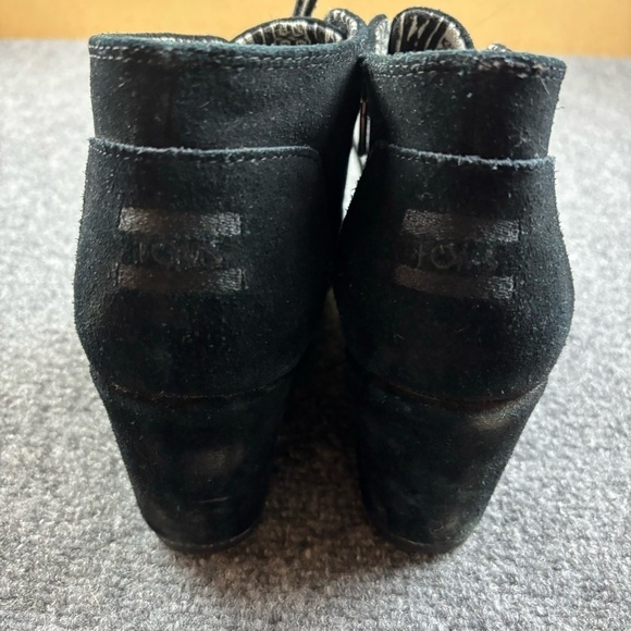 TOMS Women’s Black Suede Desert Wedge Ankle Bootie size: 12 - Picture 8 of 9